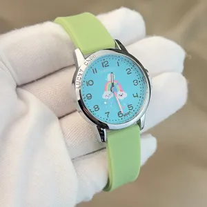 Kinder Quarzarmbanduhr mit gruenem Silikonarmband und buntem Regenbogen Zifferblatt.