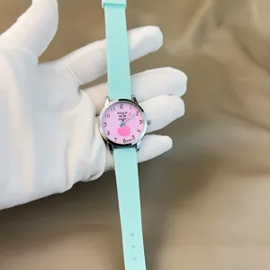 Kinder Pfirschen Quarz Uhr Detail Ansicht, minzgrunes Silikonarmband, rosa Zifferblatt.