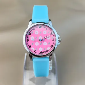 Kinder Quarzarmbanduhr mit süßem Kirschblüten Zifferblatt und blauem Silikonarmband.