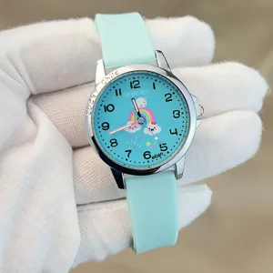 Kinder süße Regenbogen Silikonuhr mit hellblauem Zifferblatt und Zahlen für Mädchen und Jungen.