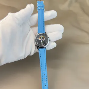 Süße Kinder Quarzarmbanduhr mit hellblauem Armband und Katzen Regenbogen Zifferblatt.