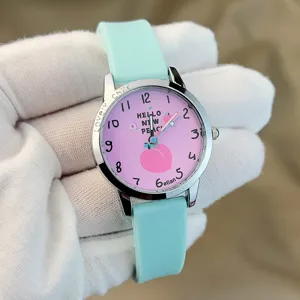 Nahaufnahme der Kinder-Quarzuhr mit süßem Pfirsich-Zifferblatt und mintgrünem Silikonarmband.