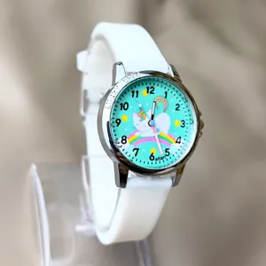 Kinder niedliche Cartoon Einhorn Katze Regenbogen QuarzUhr mit bequemen weißem Silikonarmband.