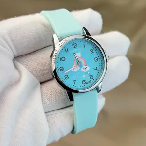 Kinder Quarzuhr mit hellgrünem Silikonarmband und niedlichem Regenbogen Zifferblatt für Kinder.