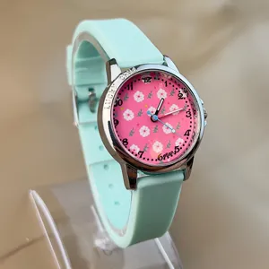 Niedliche Kinderquarzuhr mit mintgrünem Silikonarmband und rosa Blumen Zifferblatt.