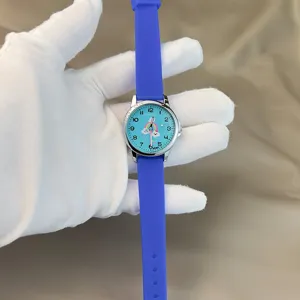 Detailansicht der Kinderuhr mit lila Silikonarmband, buntem Regenbogen-Zifferblatt und Zeigern.