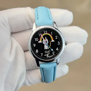 Kinder süße Cartoon Quarzuhr mit blauem Lederarmband und buntem Zifferblatt.
