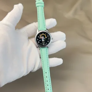 Kinder Quarz-Uhr mit mintgrünem Lederarmband, schwarzem Cartoon-Zifferblatt und tollem Design.