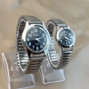 Nahaufnahme von Quarz-Paaruhren mit schwarzem Zifferblatt, weißen Ziffern und elastischem Armband.