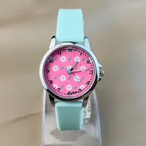 Süße Kinder Quarz Uhr mit Blumen Muster, mintgrünem Silikonarmband und rosa Zifferblatt.
