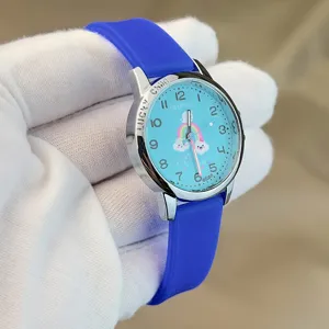 Niedliche Kinder Silikon Uhr mit Regenbogen Zifferblatt und blauem Armband, ideal für Schüler.