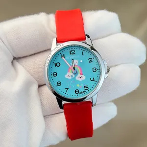 Kinder Silikonuhr mit buntem Regenbogen Zifferblatt und rotem Armband für das tägliche Tragen.