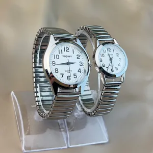 Klassische Partner Quarzuhr mit silbernem Metall Flexarmband und klarem weißem Zifferblatt.