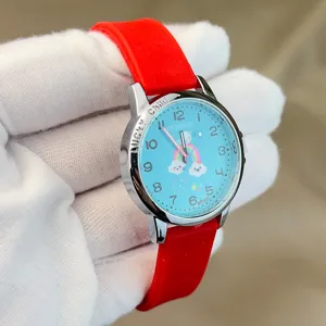 Kinder Silikonuhr mit rotem Armband, niedliches Regenbogen-Zifferblatt fuer Schueler.