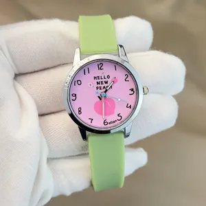Kinder niedliche Pfirsich Quarz Uhr mit grünem Silikonarmband und rosa Zifferblatt für den Alltag.