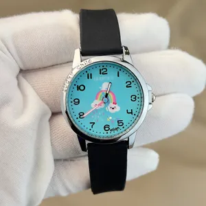 Kinder Silikon Quarzarmbanduhr mit buntem Regenbogen Zifferblatt und schwarzem Armband.
