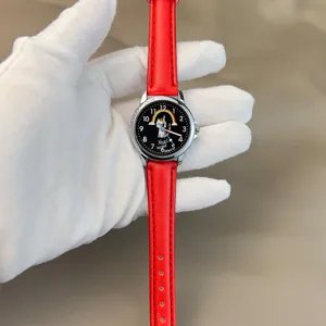 Süße Kinder Quarz Uhr mit rotem Lederarmband und Katzen Zifferblatt für Damen Schüler.
