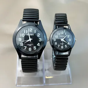 Nahaufnahme von Paar-Quarzuhr mit schwarzem Zifferblatt, weißen Zahlen und elastischem Metallarmband.