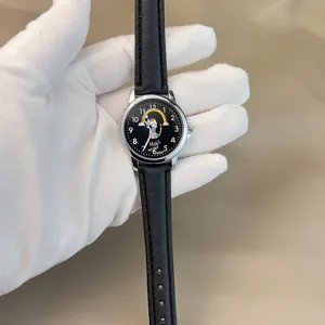 Niedliche Cartoon Katzen Zifferblatt Quarzuhr mit schwarzem Lederarmband, Detailansicht.