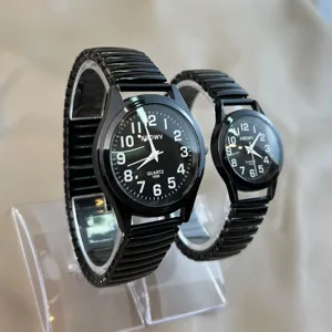 Paar Quarzarmbanduhr mit digitalem Zifferblatt und schwarzem elastischem Zugband, lässiger Stil.