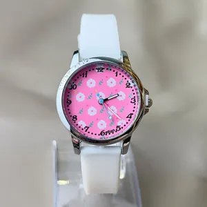 Kinder Quarzuhr mit rosa Blumen Zifferblatt und weissem Silikonarmband im Detail.