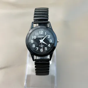 Freizeituhr mit schwarzem Zifferblatt, weißen Ziffern und bequemem elastischen Metallarmband.