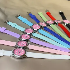 Kinder Cartoon Kirschblüte Quarzarmbanduhr mit bunten Silikonarmbändern, Detailansicht.