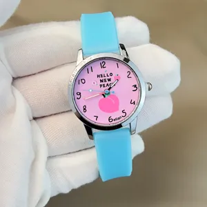 Kinder Quarzarmbanduhr mit süßem Pfirsich-Zifferblatt und blauem Silikonarmband als Geschenk.