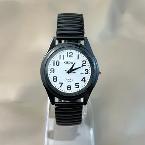 Detailaufnahme einer minimalistischen Quarzuhr mit schwarzem Stretcharmband und weißem Zifferblatt.