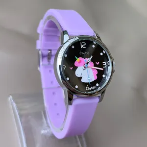 Kinder Silikon Quarz-Uhr mit süßem Einhorn Zifferblatt und lila Armband für Mädchen.