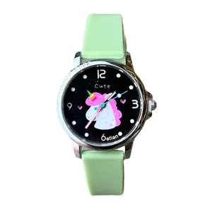 Kinder Quarzarmbanduhr mit gruenem Silikonarmband und niedlichem Einhorn Zifferblatt Alltag.