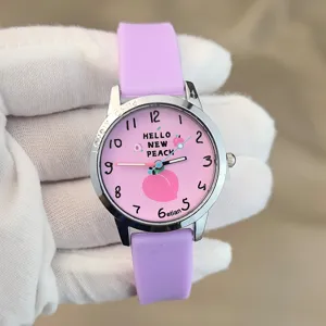 Kinder Cartoon Pfirsich Quarzuhr mit lila Silikonarmband und rosa Zifferblatt Detail.