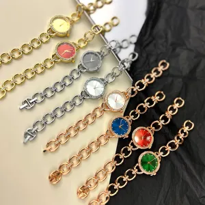 Detailansicht modischer Damen Strass Quarzuhren mit Metall Kettenarmbändern in vielen Farben.