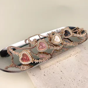 Herzförmige Strass-Quarzuhr im Detail, stilvolle Retro-Luxus-Damenuhr für Eleganz