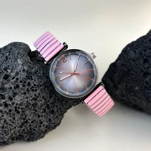 Reloj de cuarzo casual de mujer con correa elástica rosa y bonita esfera gris.