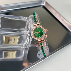 Orologio da polso donna al quarzo quadrante verde con strass e cinturino elegante.