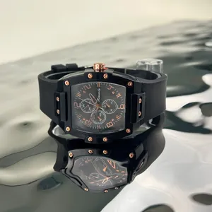 Elegante orologio al quarzo nero con dettagli oro rosa, cinturino in gomma, cassa tonneau.