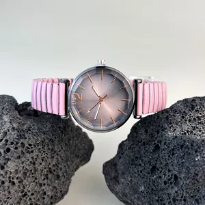 Reloj de cuarzo para mujer con correa elástica rosa, esfera degradada y marcadores de oro rosa.
