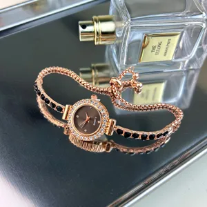 Orologio bracciale al quarzo oro rosa da donna con strass scintillanti e catena regolabile.