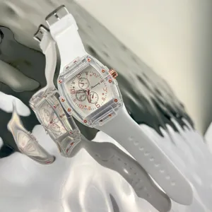 Primo piano dell'orologio al quarzo quadrato trasparente con elegante cinturino bianco.