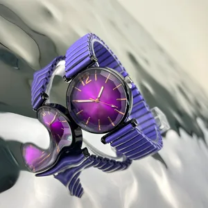 Elegante reloj de cuarzo para mujer con esfera morada y una correa elástica de detalle.