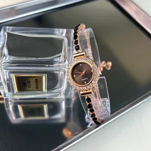 Vista dettagliata dell'elegante orologio con quadrante marrone e splendidi strass decorativi.