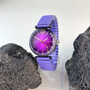 Vista detallada de reloj de mujer morado con correa elástica y bonita esfera elegante.