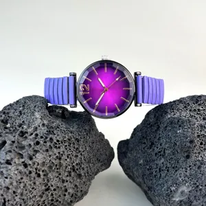 Reloj de mujer con esfera morada y correa de metal elástica, estilo informal.