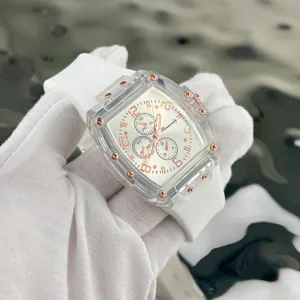 Orologio al quarzo quadrato trasparente con cinturino in silicone bianco e dettagli.