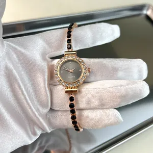 Orologio da donna al quarzo con strass e bracciale in pietra nera per uso quotidiano.