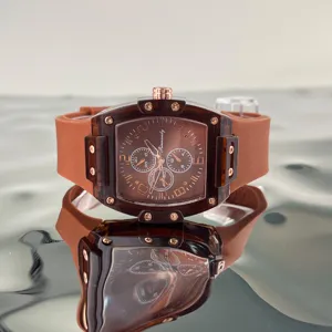 Orologio al quarzo tonneau marrone trasparente con cinturino in silicone e quadrante.