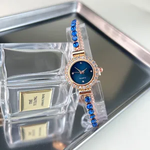 Dettagli dell'orologio da donna al quarzo con strass, quadrante blu e cinturino in cristallo.