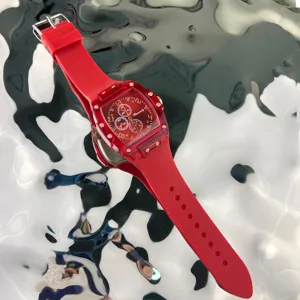 Orologio al quarzo tonneau trasparente rosso con cinturino in silicone, accessorio casual elegante.