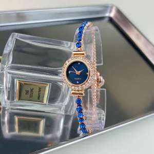 Vista dettagliata di elegante orologio da donna al quarzo con quadrante blu, strass e cinturino.
